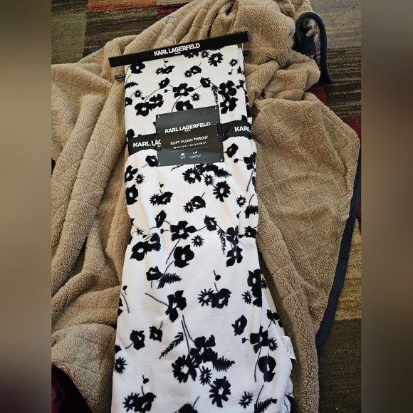 NWT  KARL LAGERFELD THROW Blanket - Picture 3 of 5